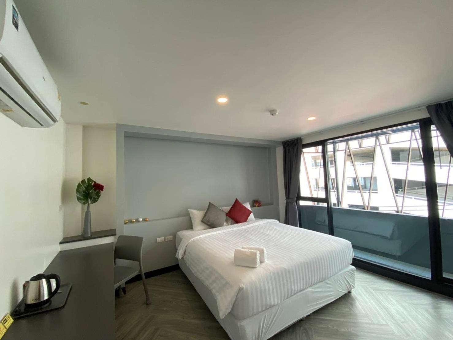 14 Sathorn Hotel No-Parking Bangkok Esterno foto