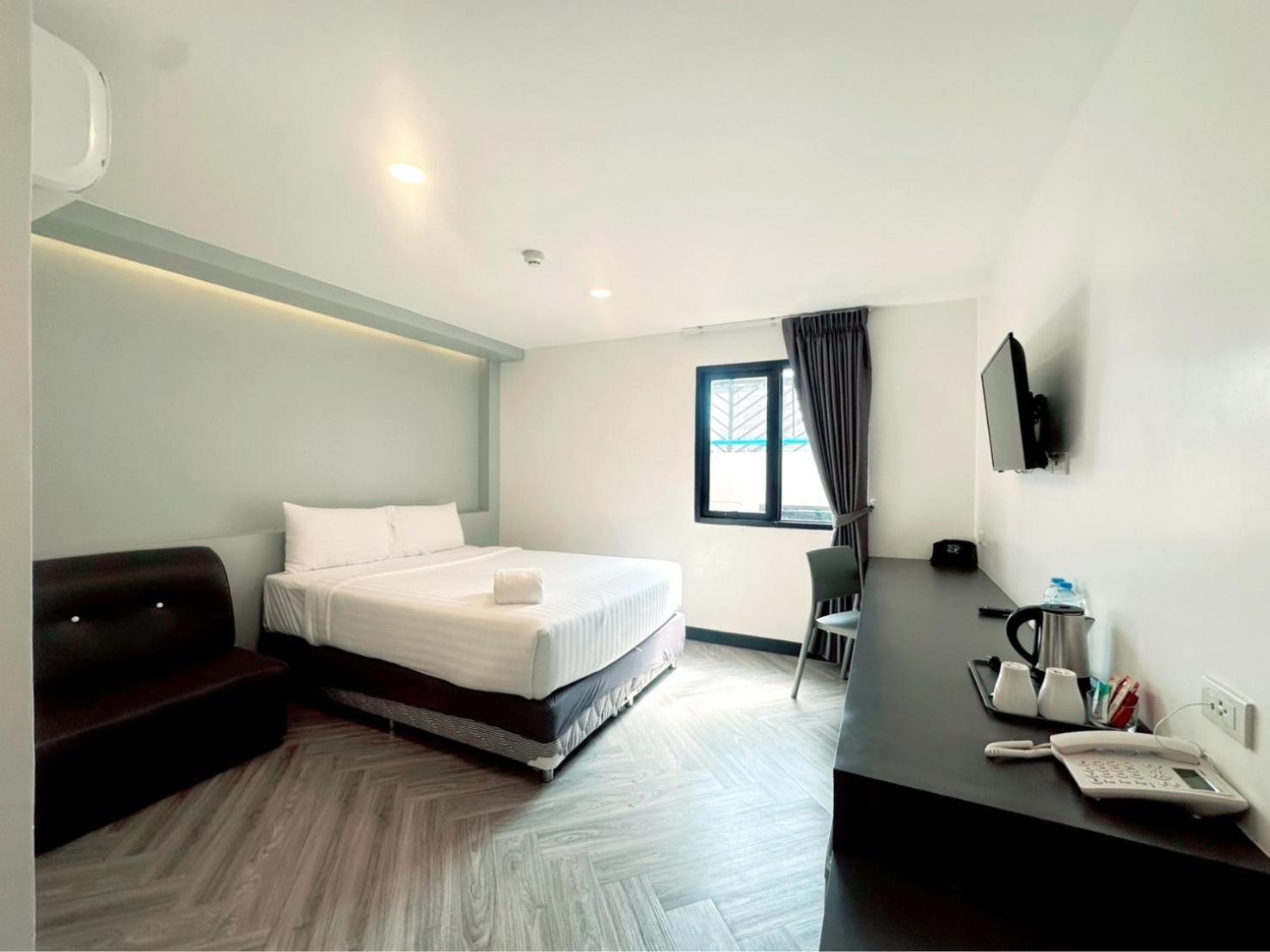 14 Sathorn Hotel No-Parking Bangkok Esterno foto